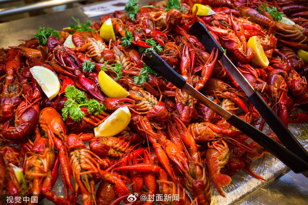 【#医生建议不要啤酒配小龙虾#：小心诱发胰腺炎】近日，啤酒配麻辣小龙虾，是许多人