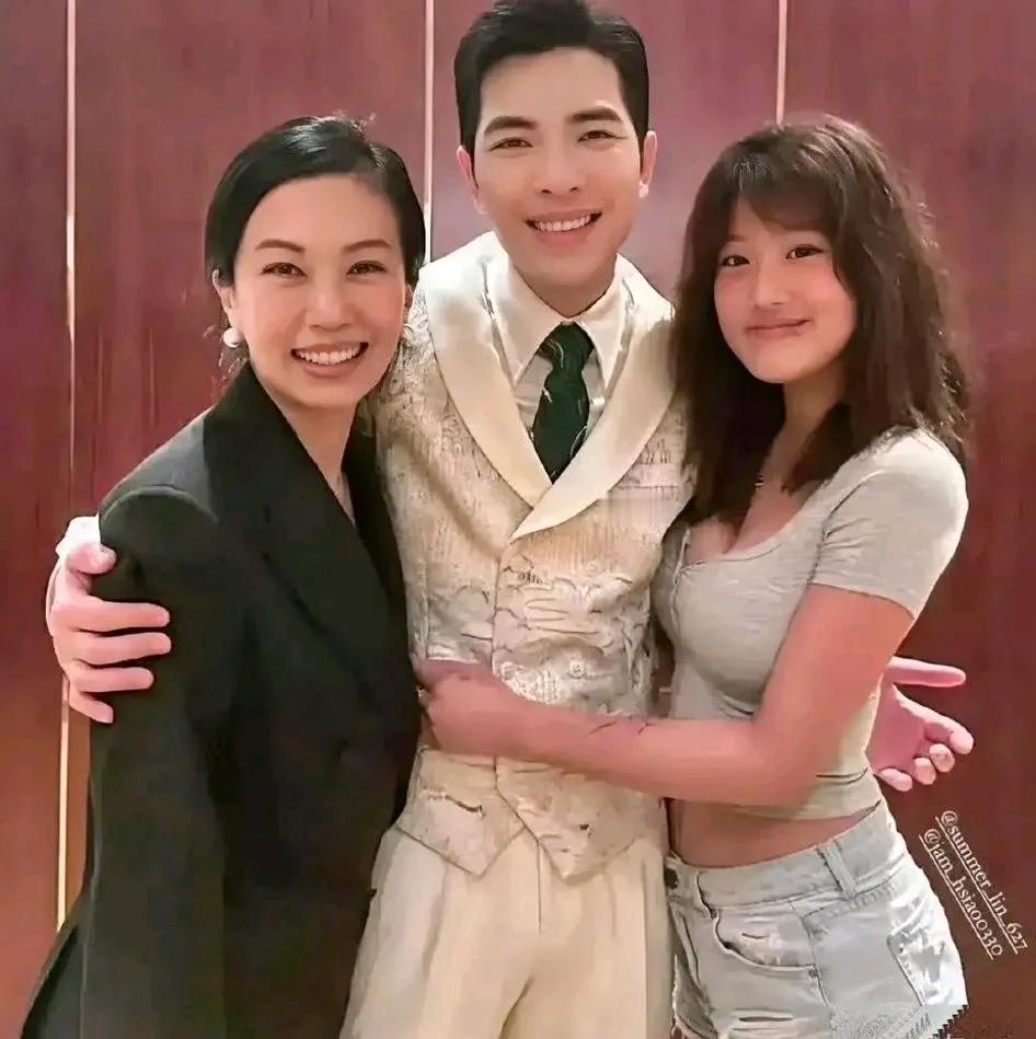 都在夸萧敬腾的绅士手。我倒是觉得有点太刻意了。
如果心无杂念，就是轻轻的扶在腰间