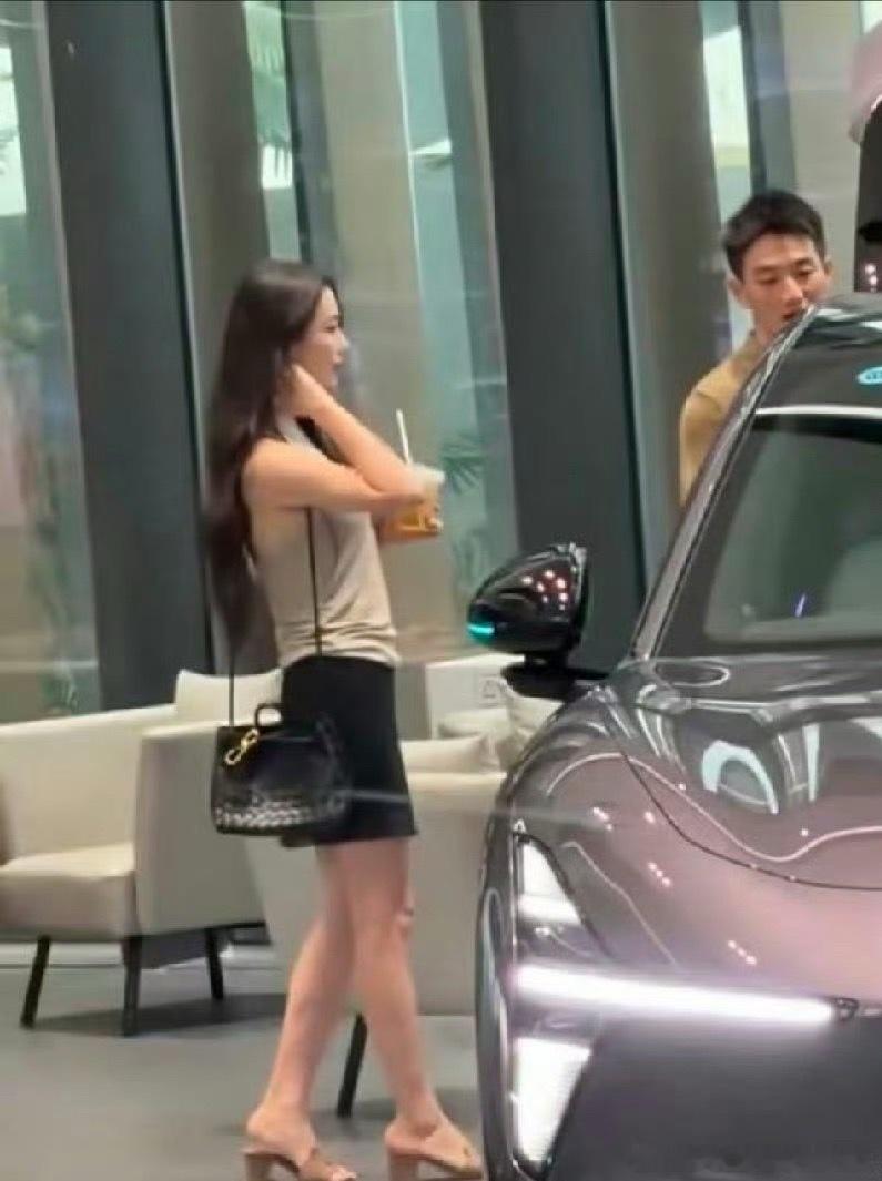 网友偶遇张馨予何捷看车好恩爱啊，一起看车 ​​​