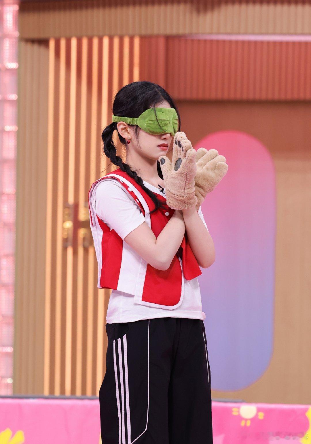 陈哲远张婧仪撞个满怀 你好星期六 蒙眼游戏里其他人都在小心躲闪，他俩偏偏在黑暗里