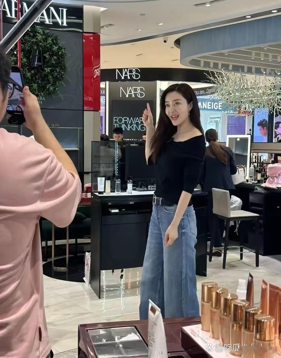 郭富城的前女友熊黛林，嫁入豪门还这么努力，每天都在拼命直播 