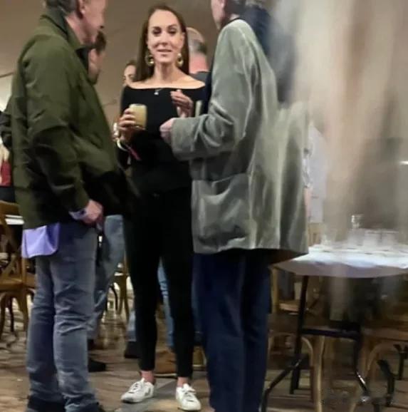 不落下风！凯特被“偷拍”的照片也来啦！有人发了一张凯特上周参加音乐节的照片，照片