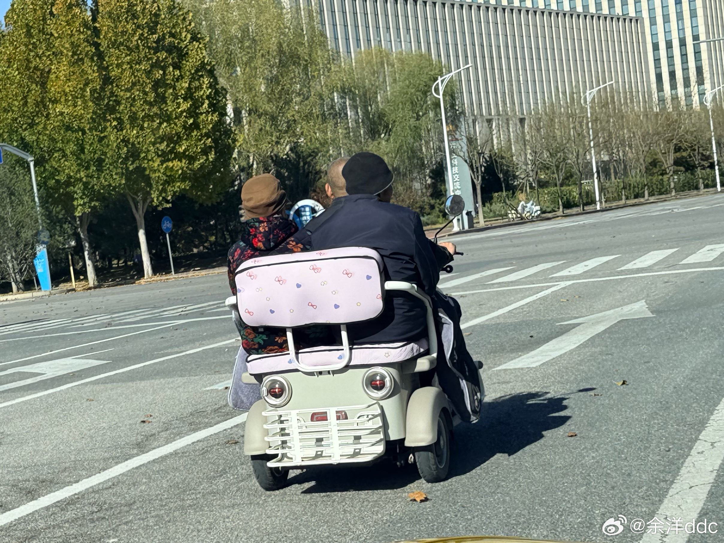 要实在是没办法好歹走个辅道啊…右边带隔离带的辅道一个车都没有….非要在机动车主道