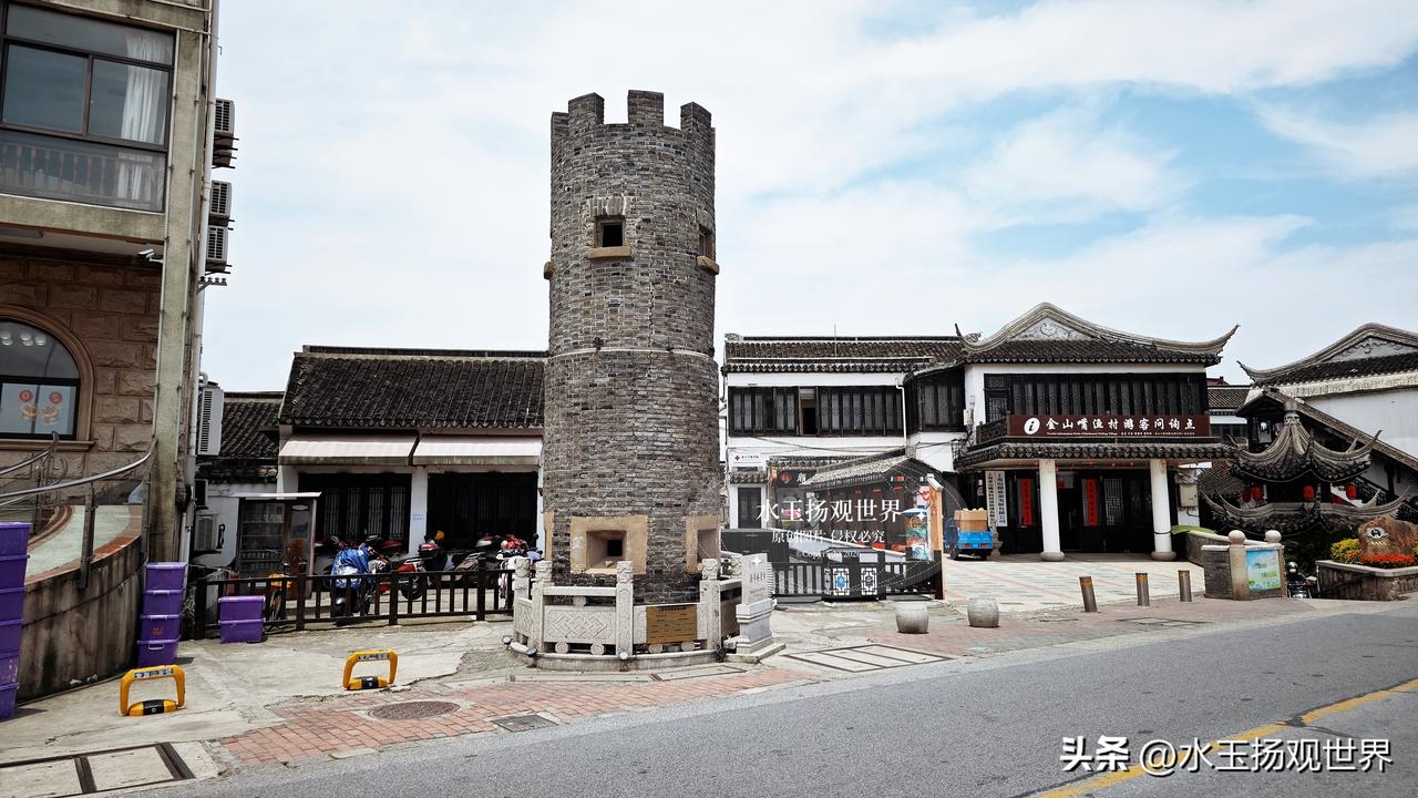 沿着上海的海岸线往南走，避开闹市的人潮，就撞见了金山嘴渔村。说实话一开始没抱太大