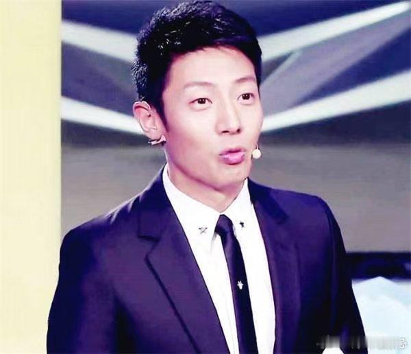 小年夜看央视主持人说悄悄话 央视主持团的幕后好欢乐！撒贝宁在线组局，耳语间全是默