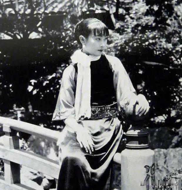 [浮云]那天，戴笠将胡蝶按在床上，胡蝶哭泣着说：“你得到我的身子，得不到我的心！