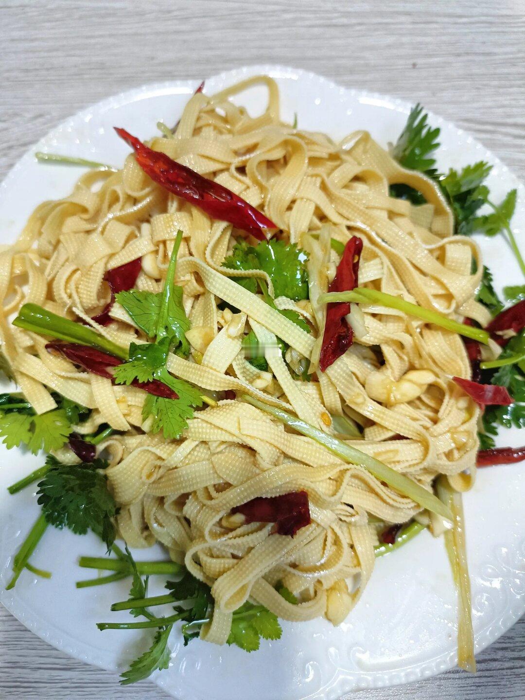 每次做炝拌豆腐皮邻居都闻着味来我家蹭饭