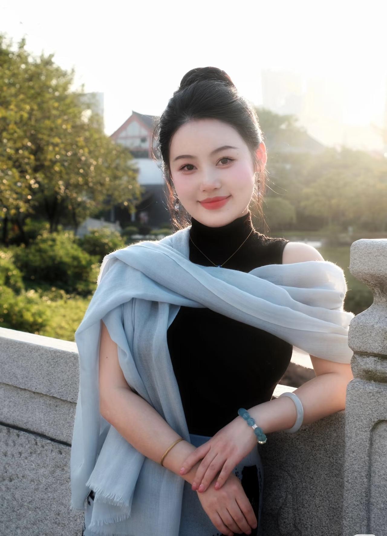 太过刚硬总伤人伤己，

太过软弱又护不住自己，

到底要多难，
才能棱角不改，