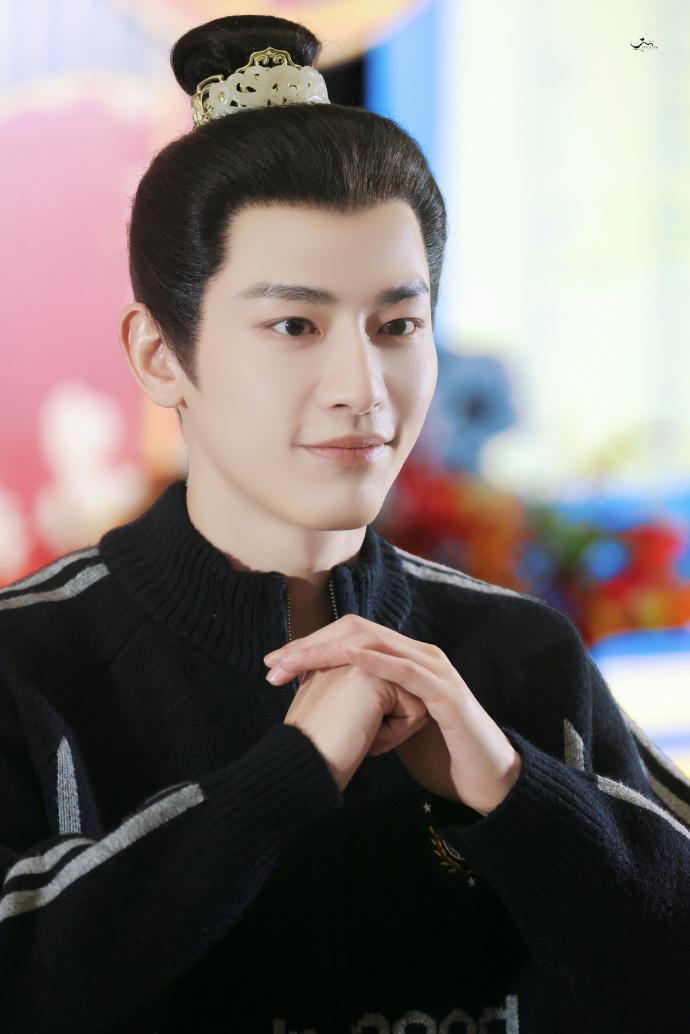 辛云来小碎步合影好戳 辛云来在横店应援现场，小碎步挪着举手机录像，努力让每个粉丝