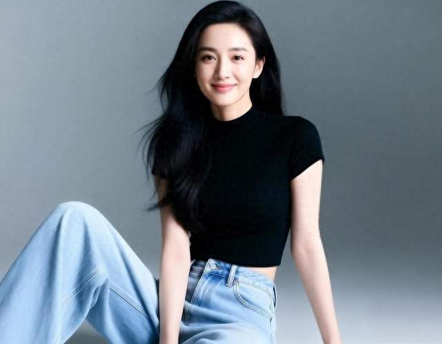 37岁杨颖机场带娃被偶遇！素颜生图比精修还稳，这状态绝了