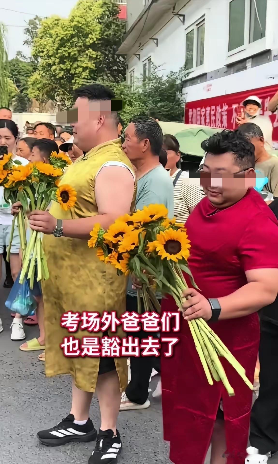 孩子高考，场外是父母的秀场！明天又开始一年一度的高考了，希望所有考生能考出自己理