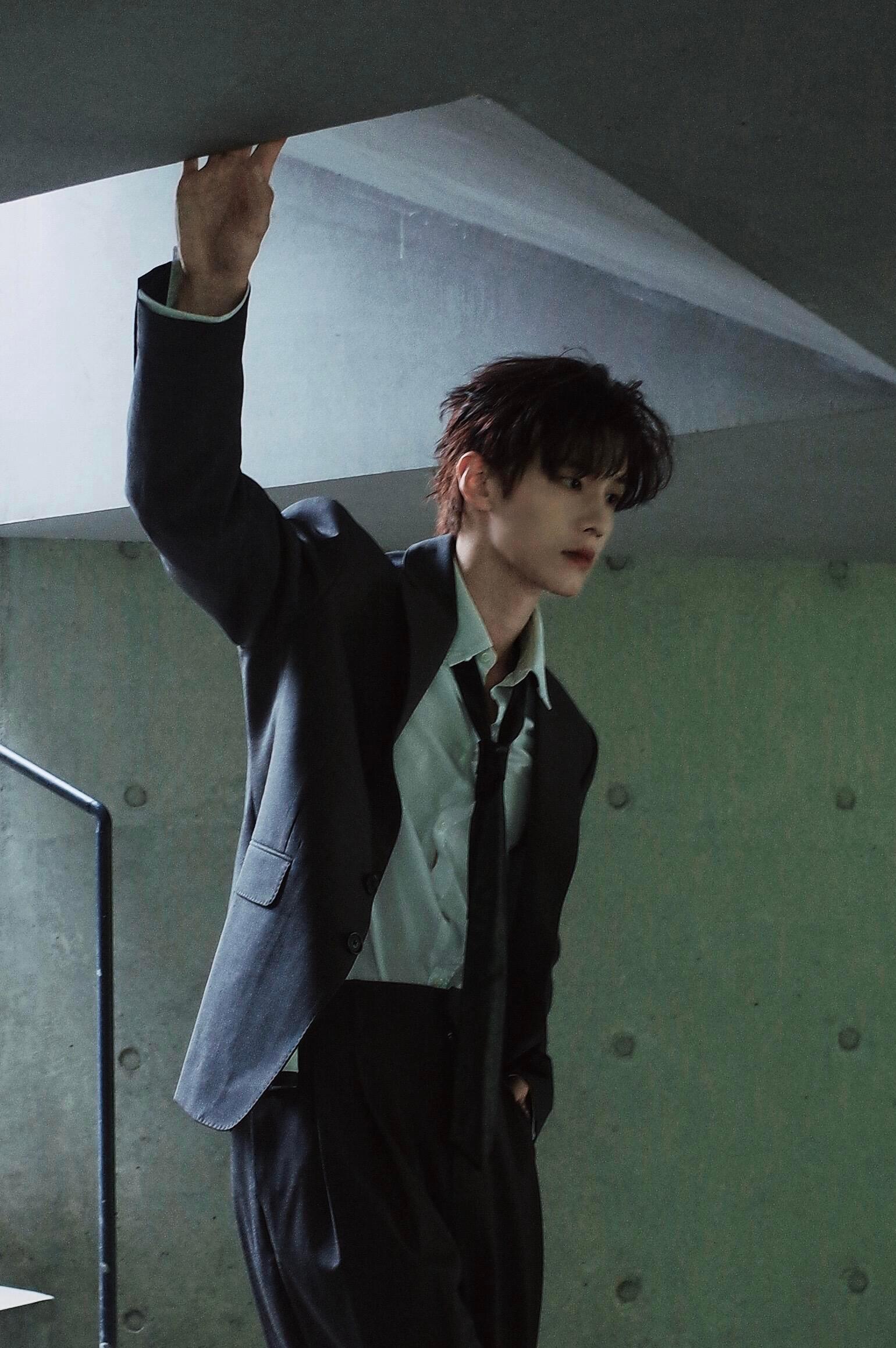 何与冷白皮何与矜贵公子气质 白到发光的皮肤配上清冷气质，何与是贵公子本人没错了 