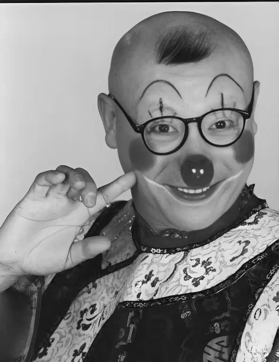 不服老不行！就在昨天，78岁老演员在演出期间猝然离世（详见附图）！
看着新闻，想