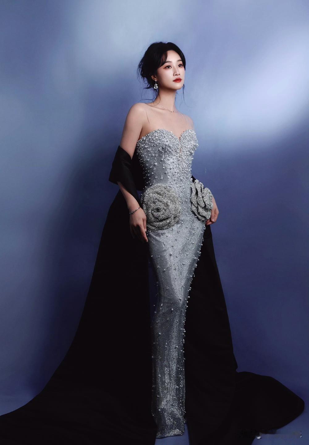 蓝盈莹，深夜高调发文。

1月29日半夜，就在大家都进入梦乡的时候，蓝盈莹在社交