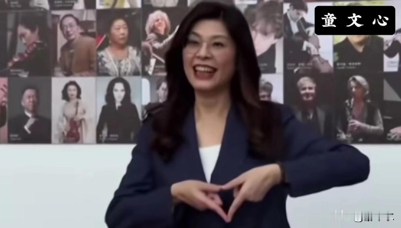 难得一见郑丽文温柔鲜活的一面，走进国家大剧院参观游览，褪去台前干练锐利的气场，眉