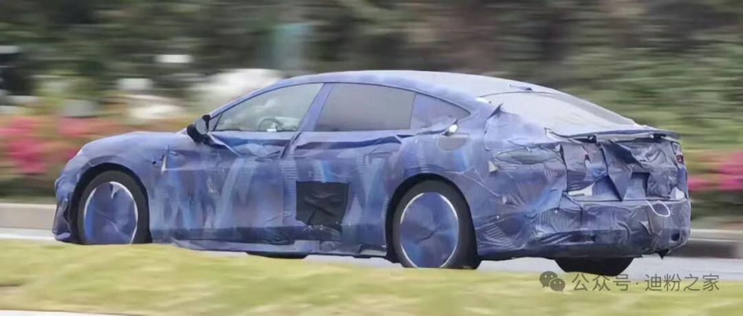 方程豹的轿车，看上去轴距不小，这是一个比较正统的行政级轿车比例姿态，图四可以看出