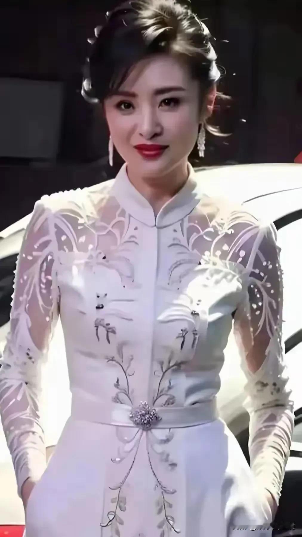 照片中这个女主持人的五官非常有辨识度，气质优雅，身材一流，即便上了年纪，岁月也丝