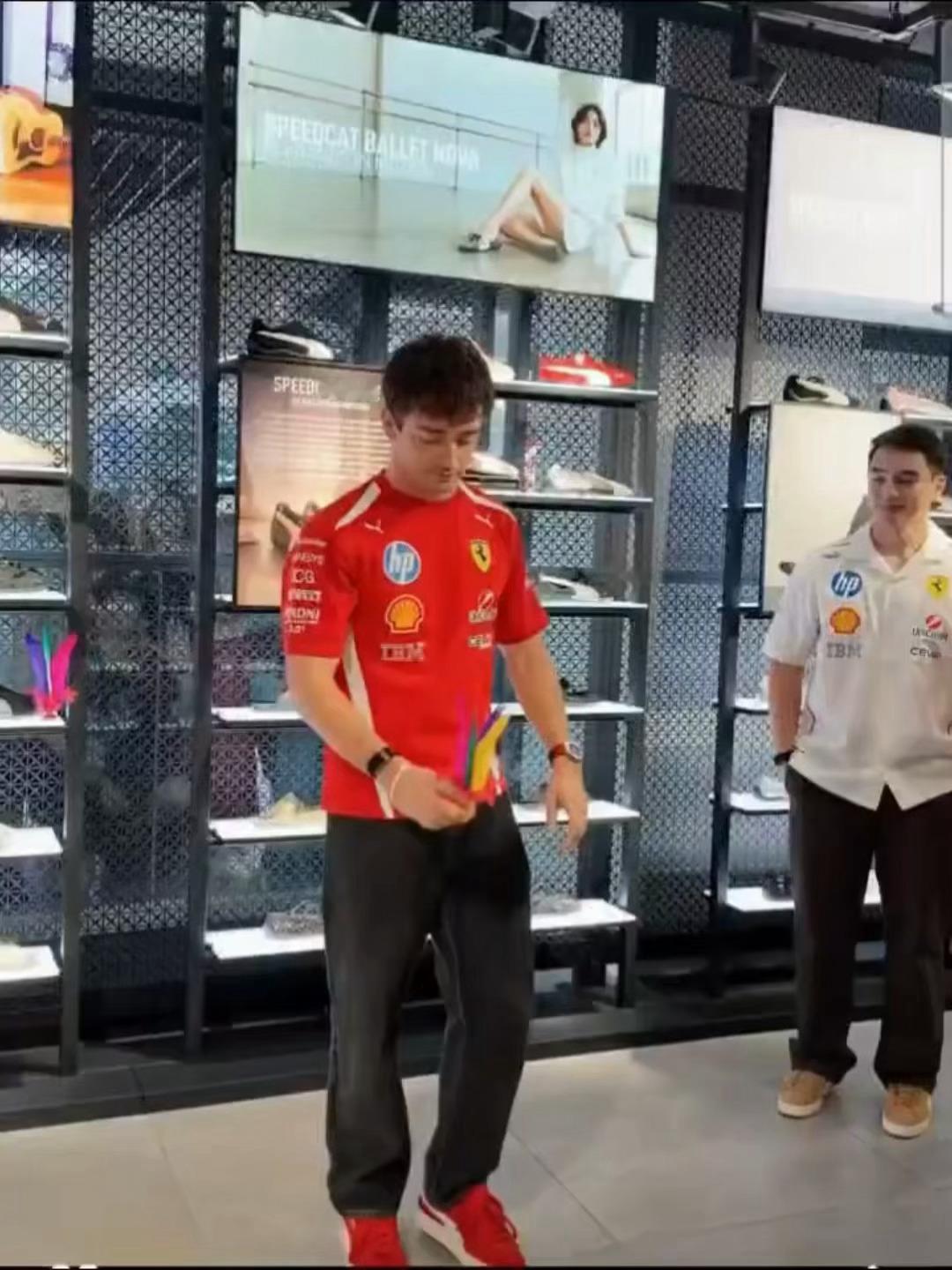 Charles第一次尝试踢毽子就踢了7下！很棒了[泪奔]2026f1新加坡大奖赛