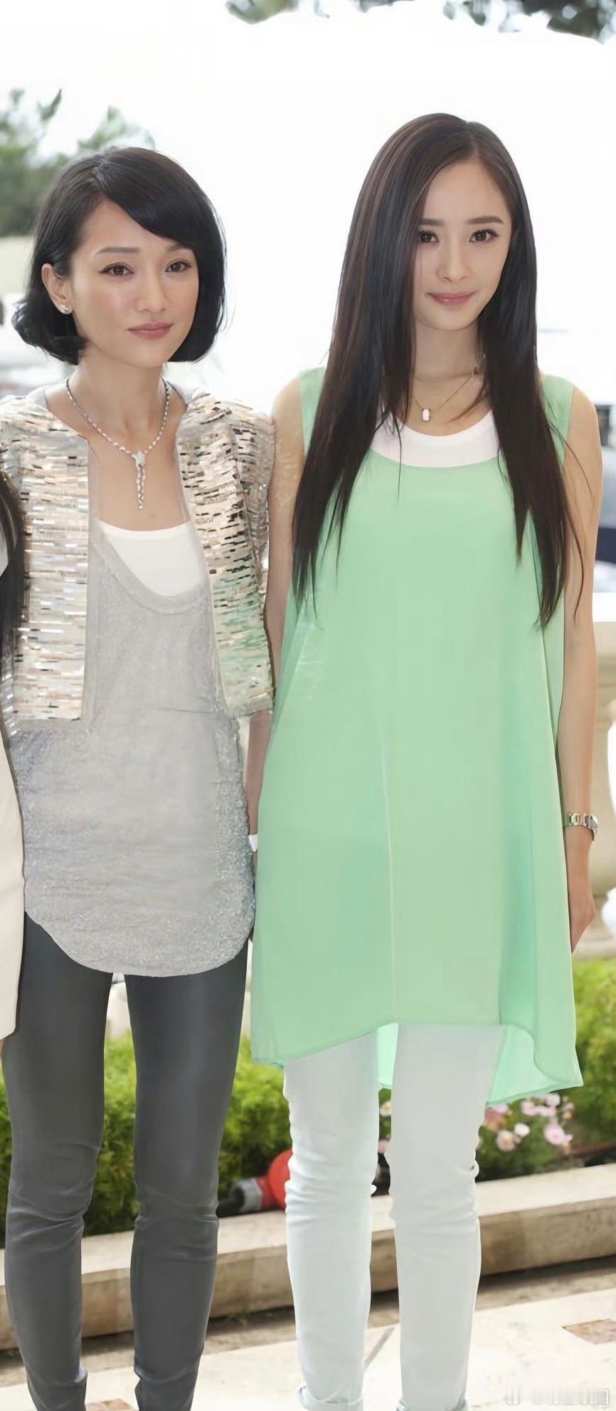 #杨幂周迅早期同框合照# 杨幂和周迅早期同框的照片太珍贵了！两位优秀的演员在这张