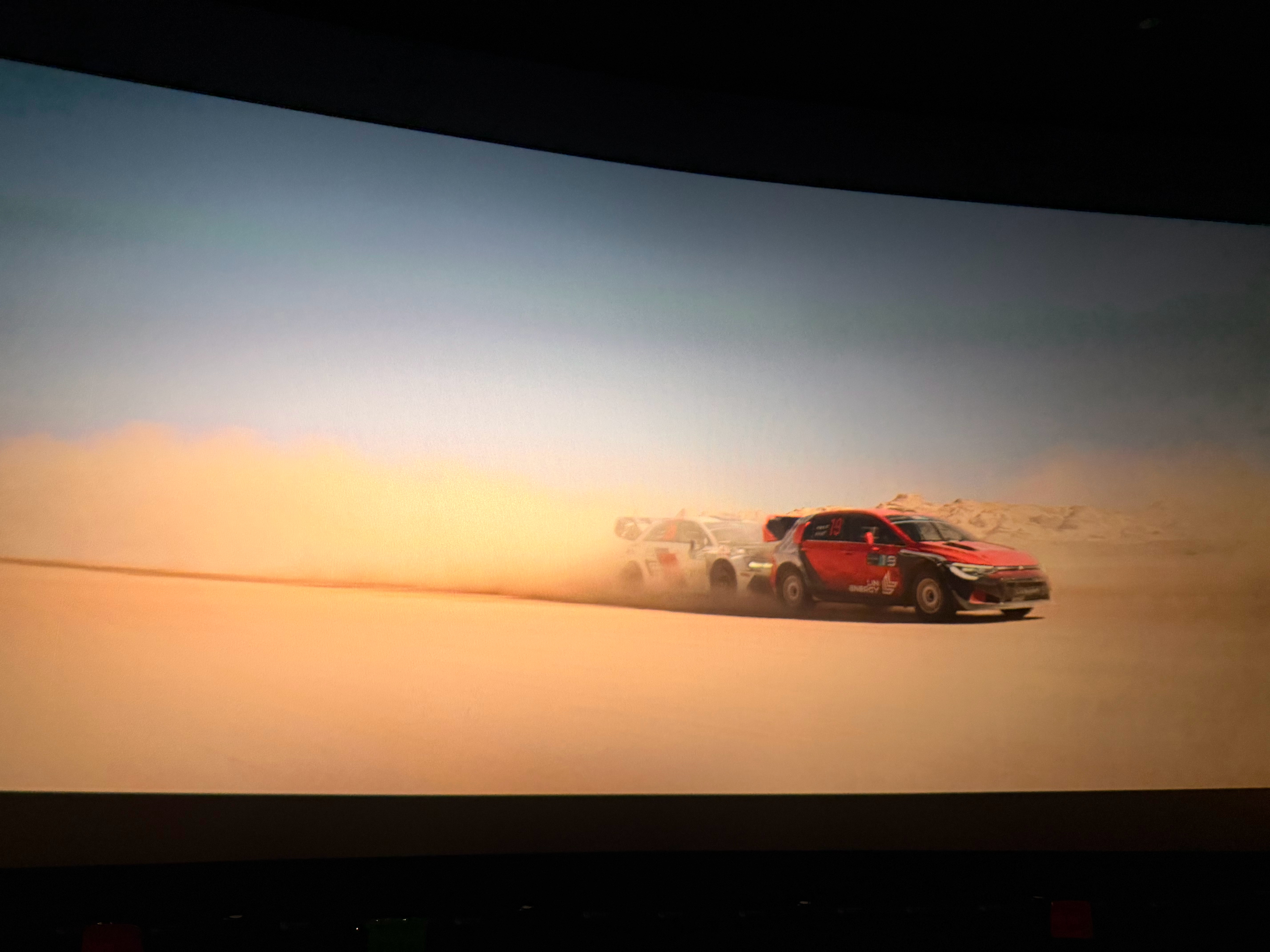 电影飞驰人生3 给我的感觉：并没有开怀大笑，没有1和2的那种笑到前仰后合～感觉风