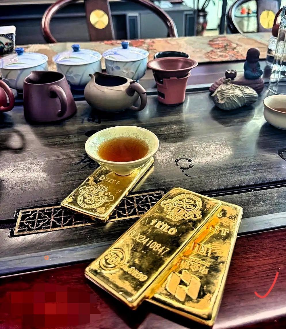奉劝大家一句，
不要被现在的金价骗了！
如果你持有超过300克黄金，建议无论如何