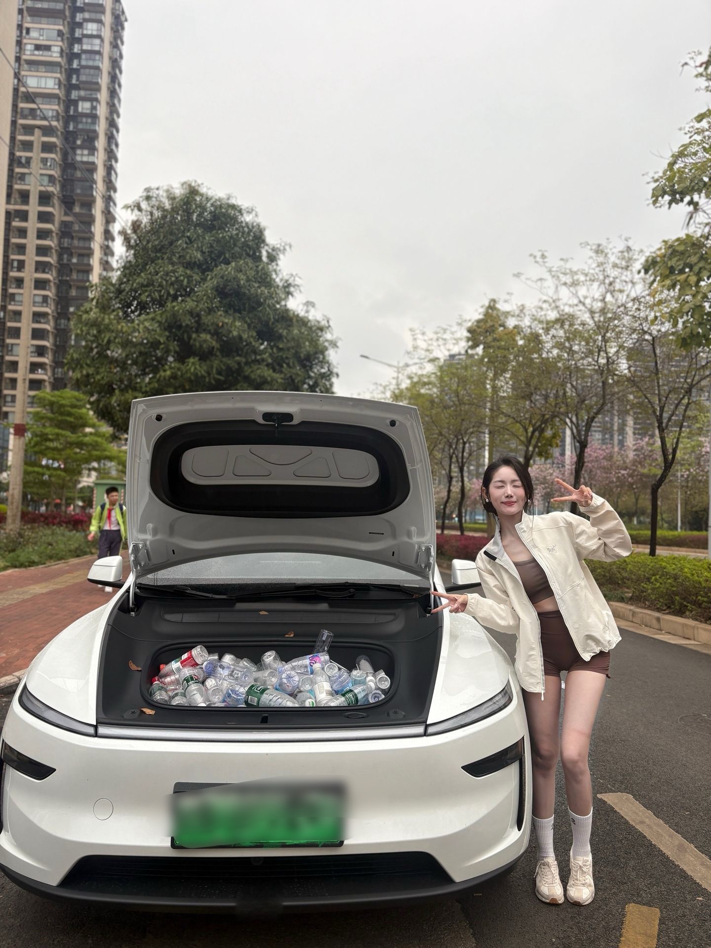 捡了这么多瓶子啊 