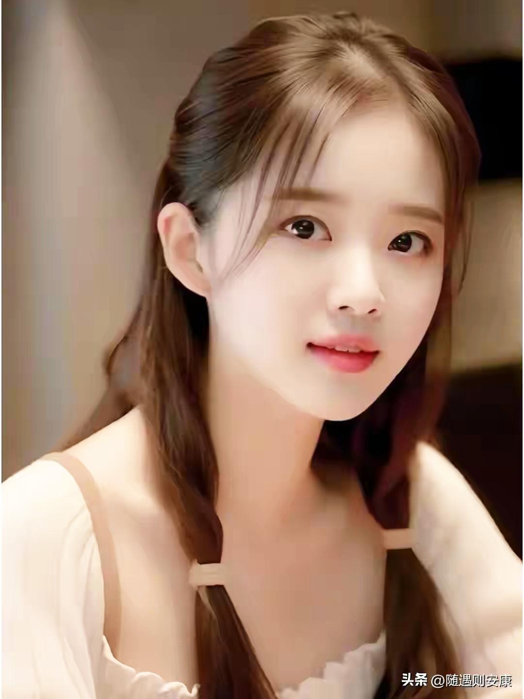 温柔甜美的少女，微笑中带着一丝羞涩。