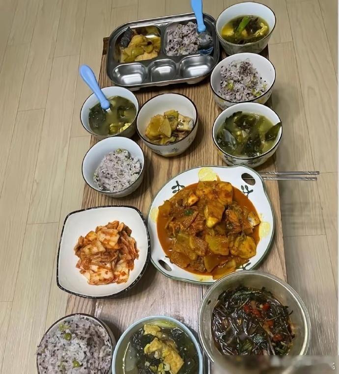 第一张图是韩国早餐，第二张是中国早餐，大家觉得哪一个更有营养呢？ 