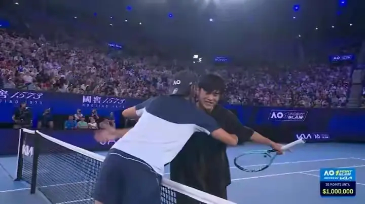 笑不活了！周杰伦澳网表演赛5秒光速出局，千里迢迢从北半球飞到南半球被对手一个AC
