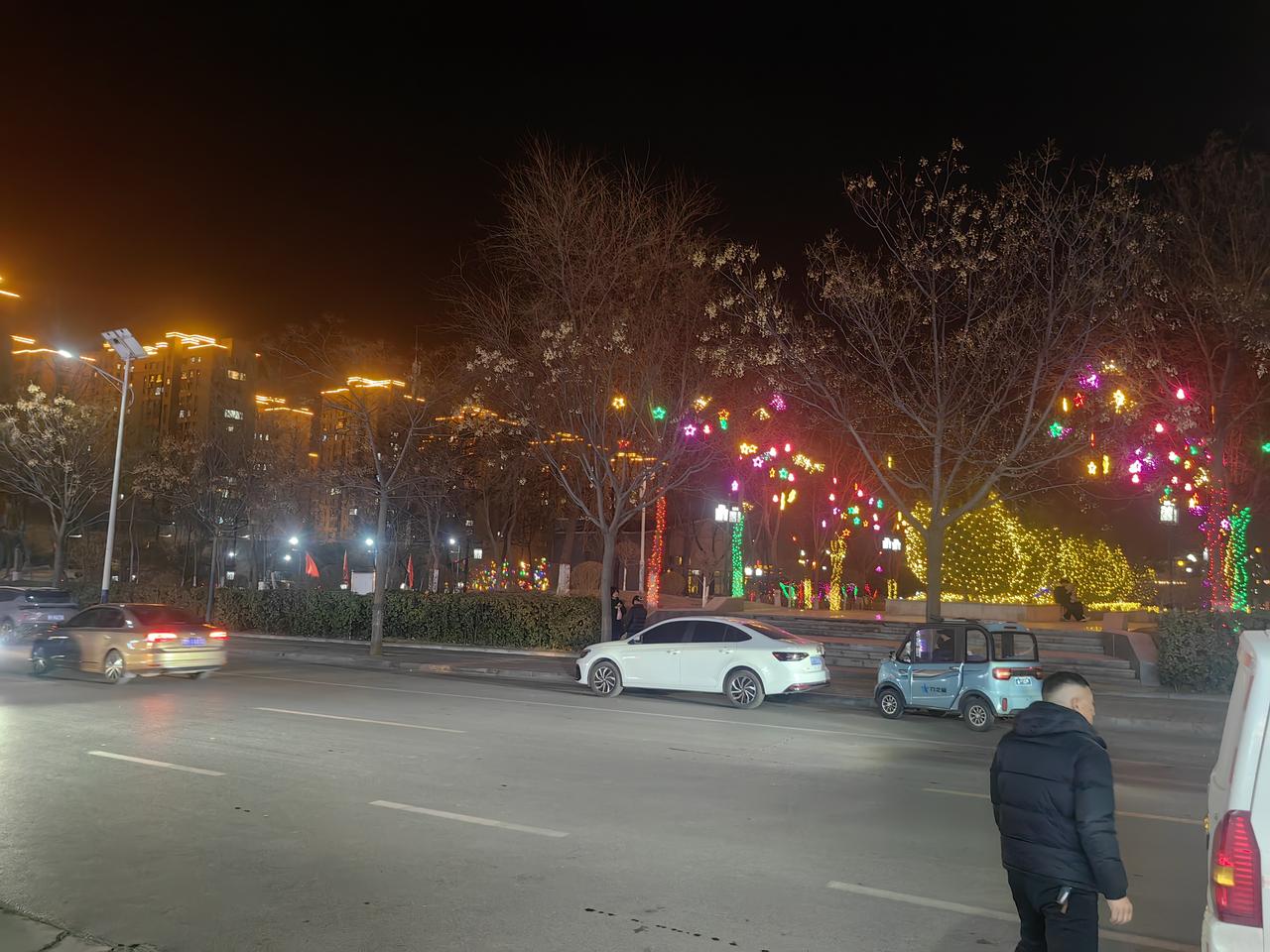 众里寻他千百度。蓦然回首，那人却在，灯火阑珊处。不懈努力，砥砺前行。明天会更好。