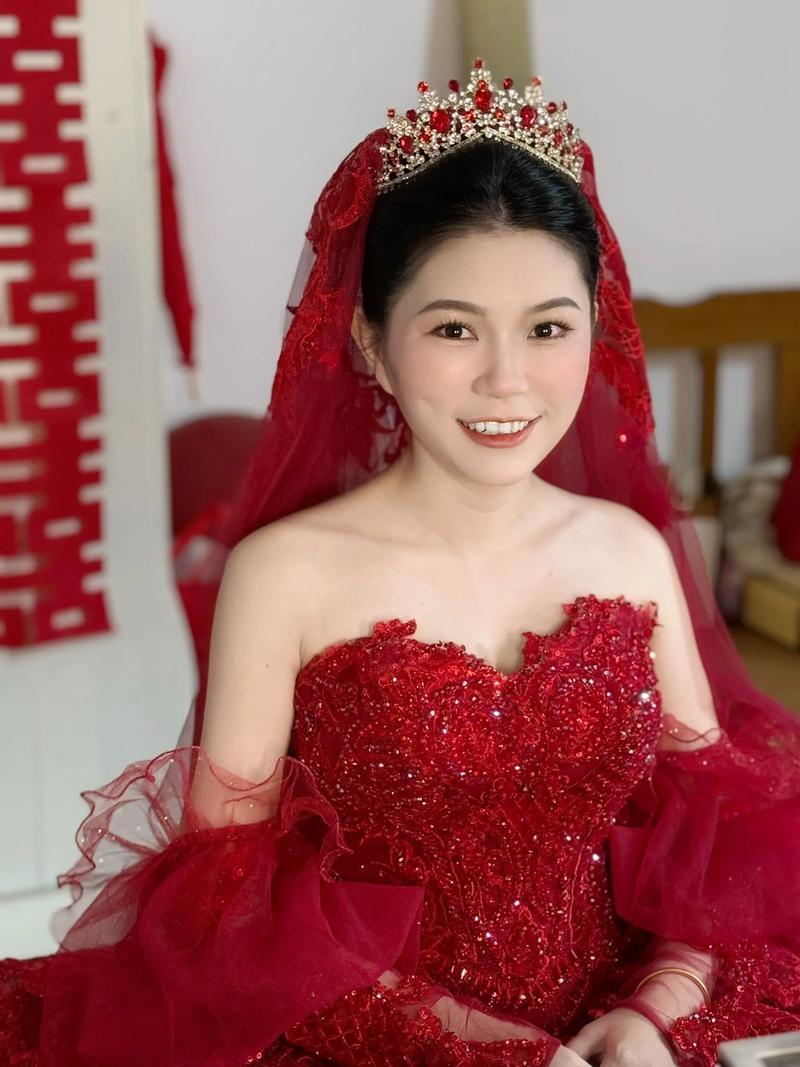 郑州一对研究生结婚，女方说不要彩礼。
男方家硬是凑了十万送过去。
女方父母把那十