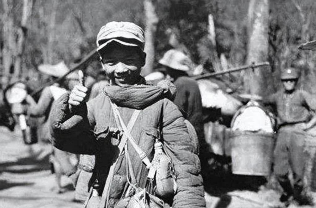 1935年，一名红军小战士被土匪抓住，被枪杀前提出一个要求，竟说哭了土匪头目，救