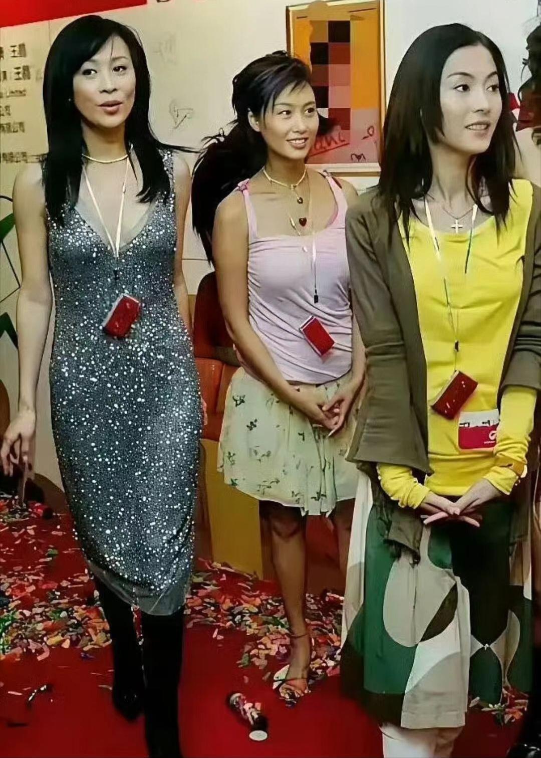 天哪，
三位香港女星的这身打扮，太有年代感了吧？
嘉玲姐一贯不改的把大胆喷火礼服