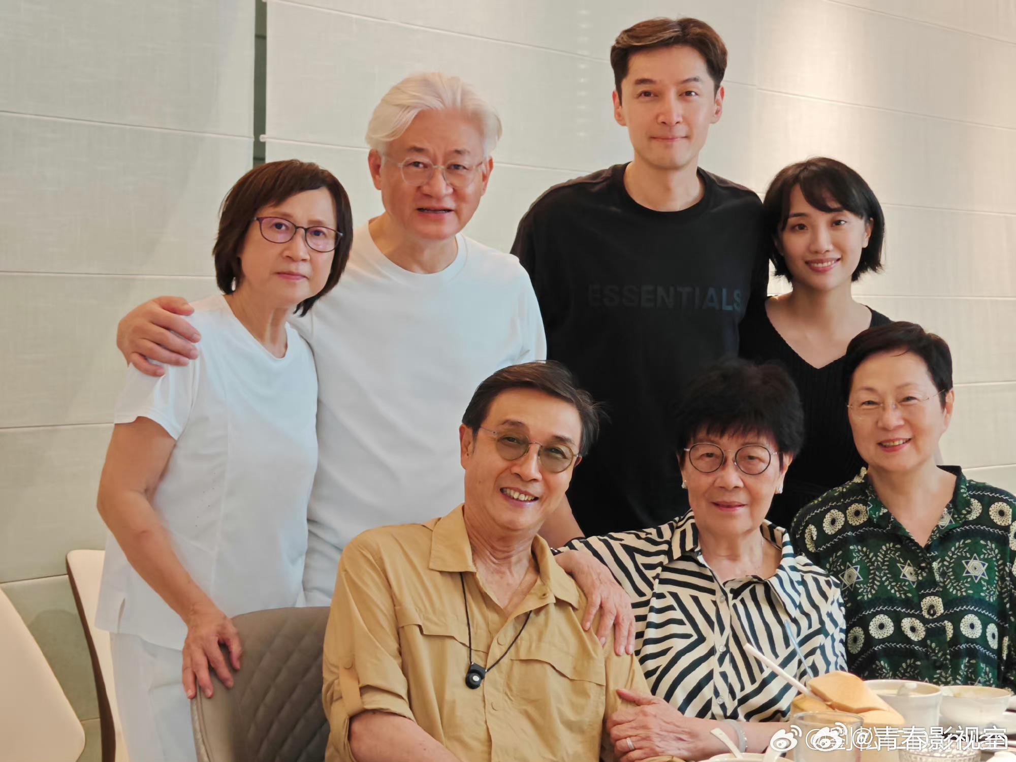 #胡歌和老婆同框照# 胡歌带妻子去香港看望以前唐人的老朋友：唐人总导演李国立、唐