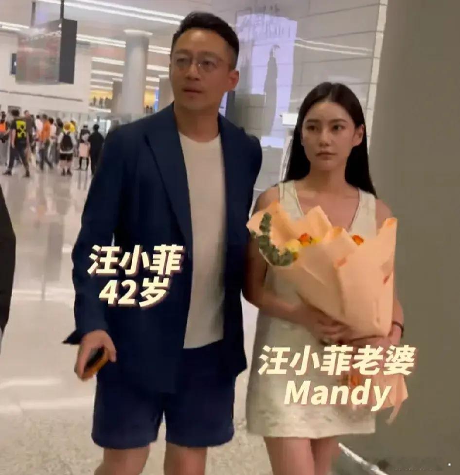 5月27日，汪小菲和马筱梅领证后首次露面，有媒体对汪小菲说：“有红包吗？”汪小菲