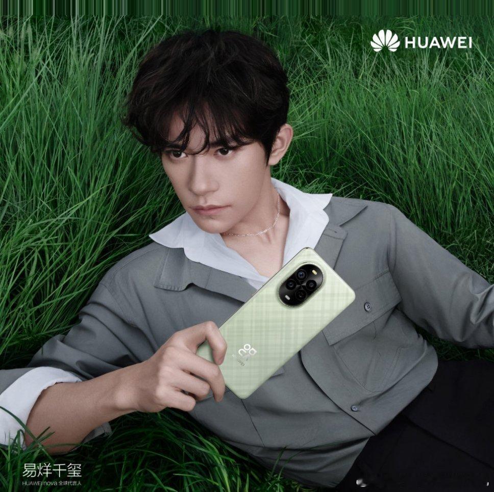 #易烊千玺拿手机的姿势# 才发现我们千玺拿手机的姿势一直都很顶，这每个姿势都好费
