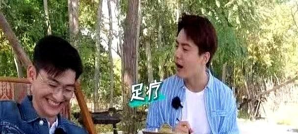 顶流霸总张翰，现在出门居然自己拎包了？！这反差，真是惊呆我了。

当年《流星雨》