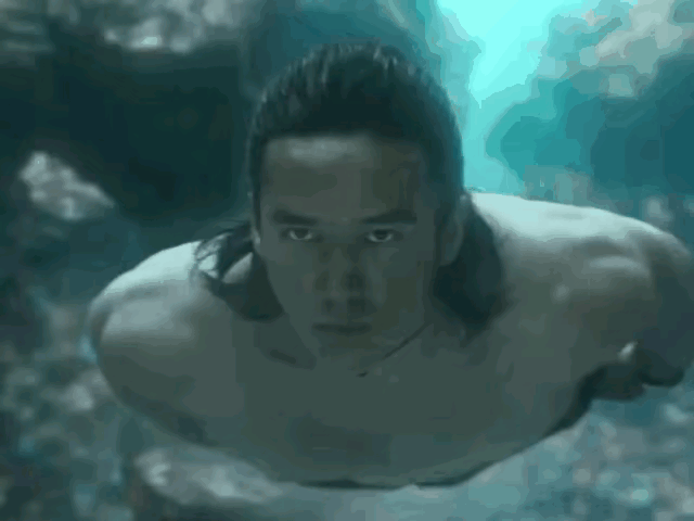 南海归墟片段，不得不说，演员的演技和技能还是相当出众的，在水里一动不动的情况下，