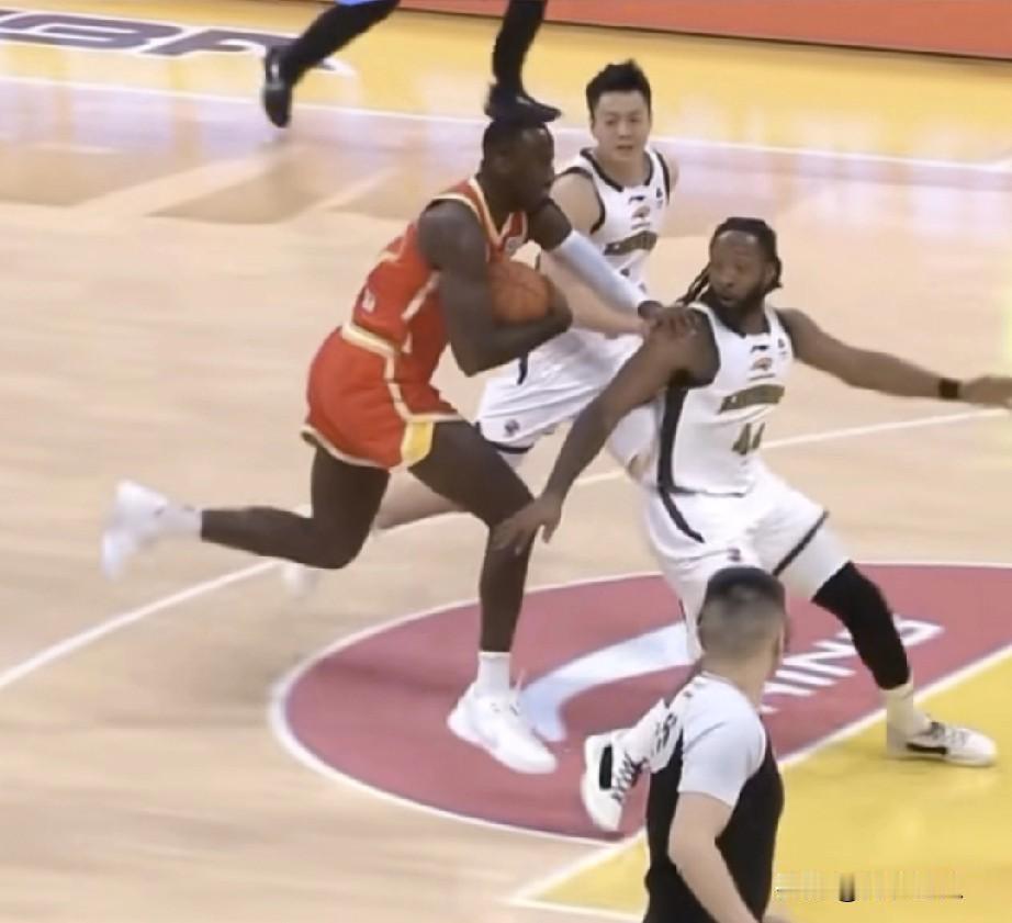 CBA裁判吹罚看不懂，桑普森反击推威尔斯居然允许




CBA吹罚真是越来越看