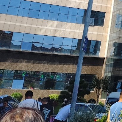 讲一讲我今天的经历今天第一次来西京医院看病，刚到二楼，我就在找签到的地方，这时候