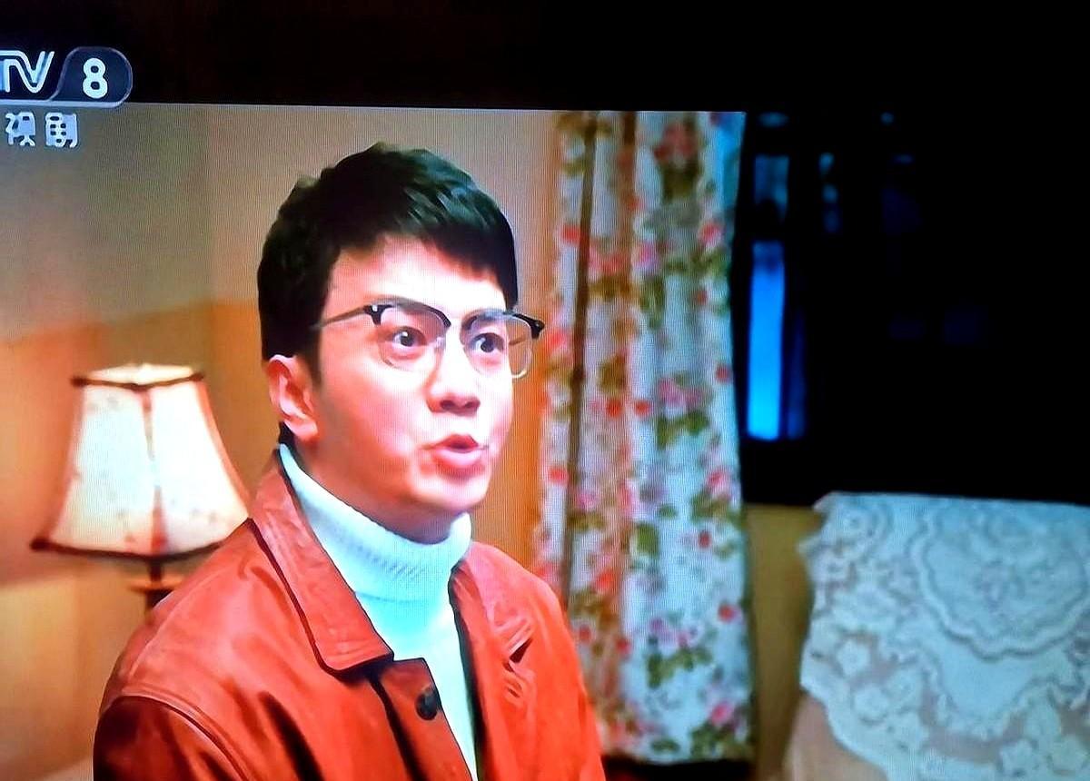 雪竹没哭没闹，收拾包袱走了。
前夫没给钱，她就去缝纫厂，一针一线熬日子。
晚上带