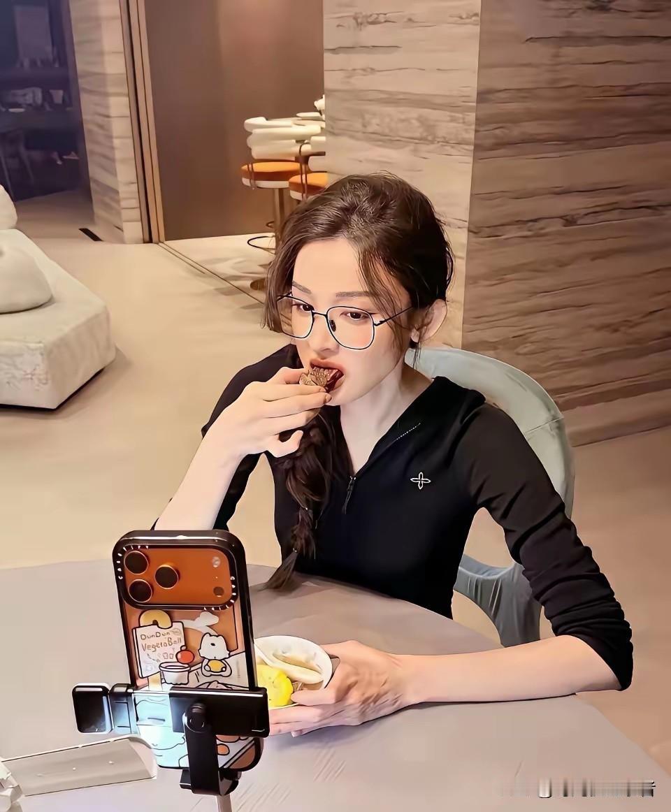 古力娜扎这肉挺贵吧，太羡慕女明星们的饮食，都是肉，优质蛋白，不像普通人靠着碳水化