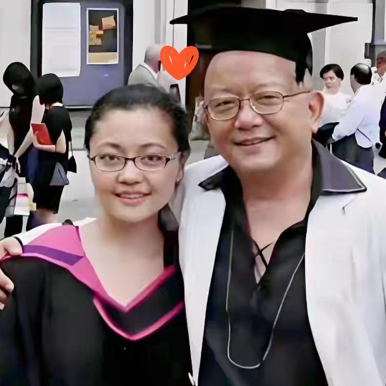 王刚之女王婷婷
中秋轮流跑父母两家过节，
结果竟被网友骂她嫌贫爱富，
没想到中秋