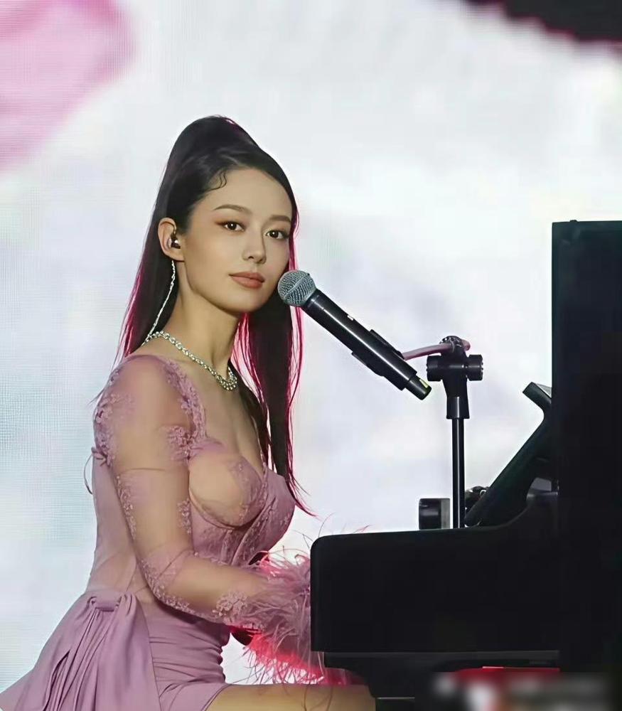 吉娜那身透视羽毛裙，撕开的不是衣服，是古典音乐圈看不见的遮羞布，一天300万的出