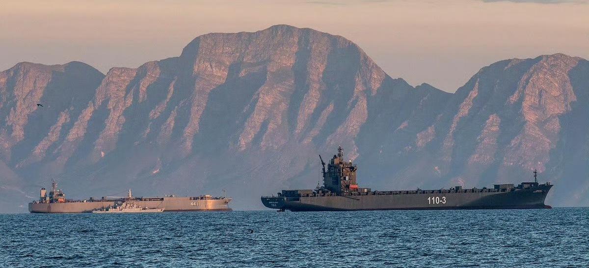 伊朗第103特混编队目前位于南非外海，这张精彩照片记录了三艘舰艇：

- 海军补