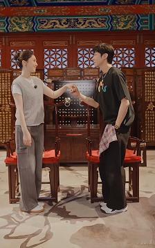 董璇发布和张维伊结婚一周年的视频。 视频里的董璇和张维伊是从夏至那天转场到结婚一