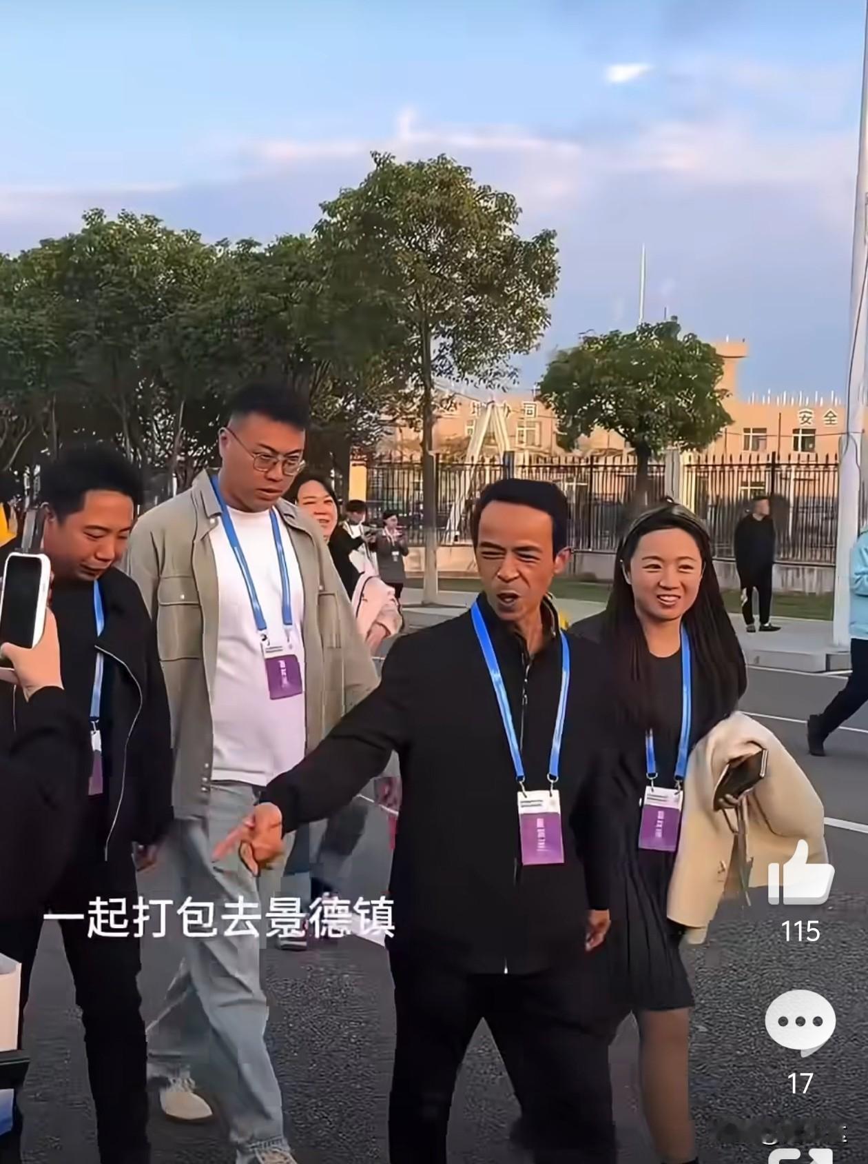 一觉醒来，
鸡排哥的鸡排还在油锅里热乎呢，
但是鸡排哥的人气差不多快凉了，

归