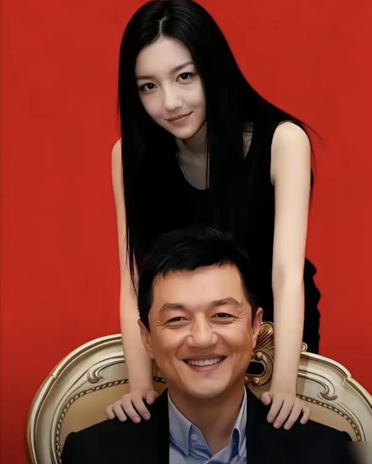 李亚鹏和王菲的女儿李嫣，没想到再见面这么漂亮，嘴巴已经完全看不出来痕迹了，这看着