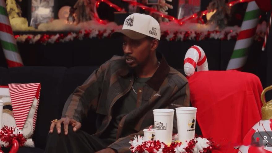 詹宁斯喊话勇士：球队应该解雇科尔 ，然后交易格林和巴特勒对阵容进行调整。
 
近