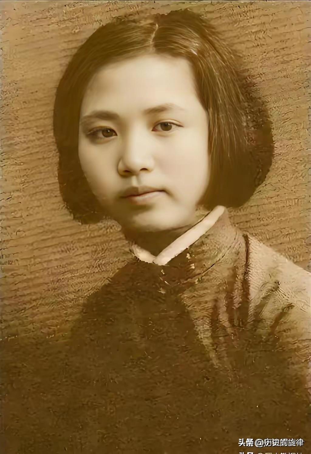 1942年，怀孕的楚青赴沪执行任务，战火中生下一子，外公取名藏尽家国大义
 
1